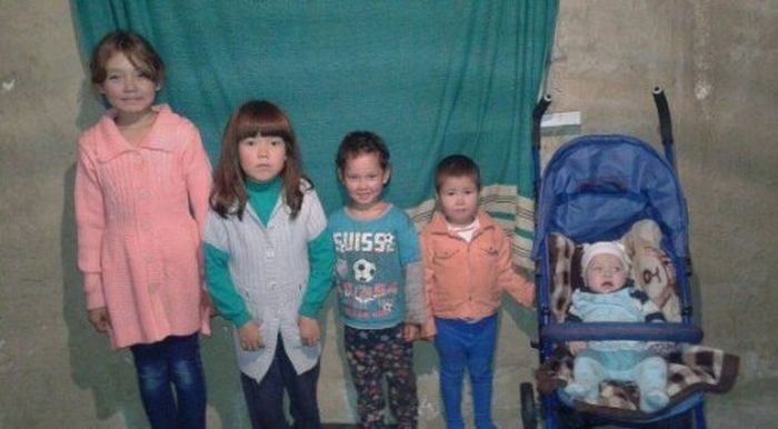 В Актобе обнаружили шестерых детей, живущих без родителей (6 фото)
