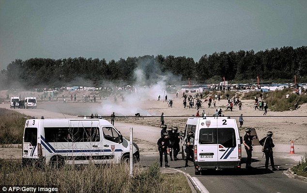 Битва при Кале: столкновение французской полиции с 300 мигрантами (18 фото + 3 видео)