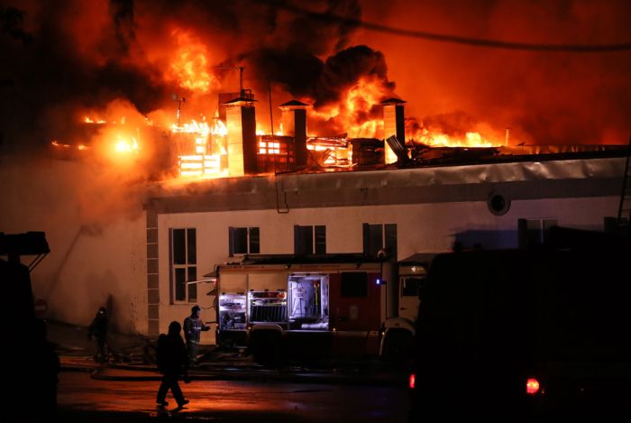 При тушении пожара на востоке Москвы погибли 8 пожарных (9 фото)