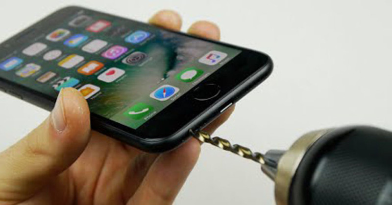 Владельцы iPhone 7 повелись на розыгрыш и просверлили в новых телефонах дырку для наушников (7 фото + 1 видео)
