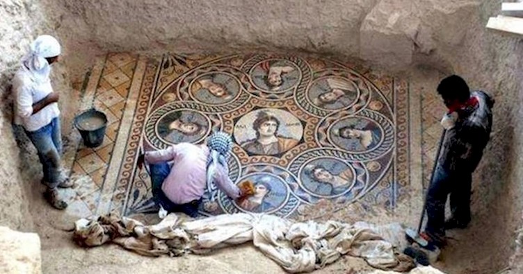 Археологи нашли в затопленном районе древнюю мозаику невероятной красоты (8 фото)