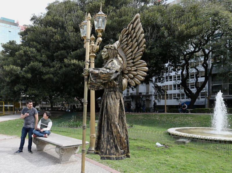 Конкурс живых статуй в Буэнос-Айресе (8 фото)