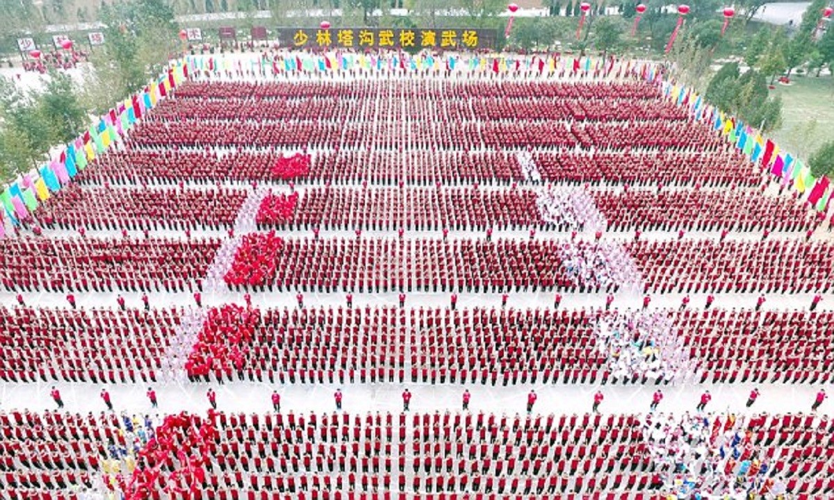 Невероятное зрелище: 30 тысяч мастеров кунг-фу двигаются в едином танце! (22 фото + 1 видео)