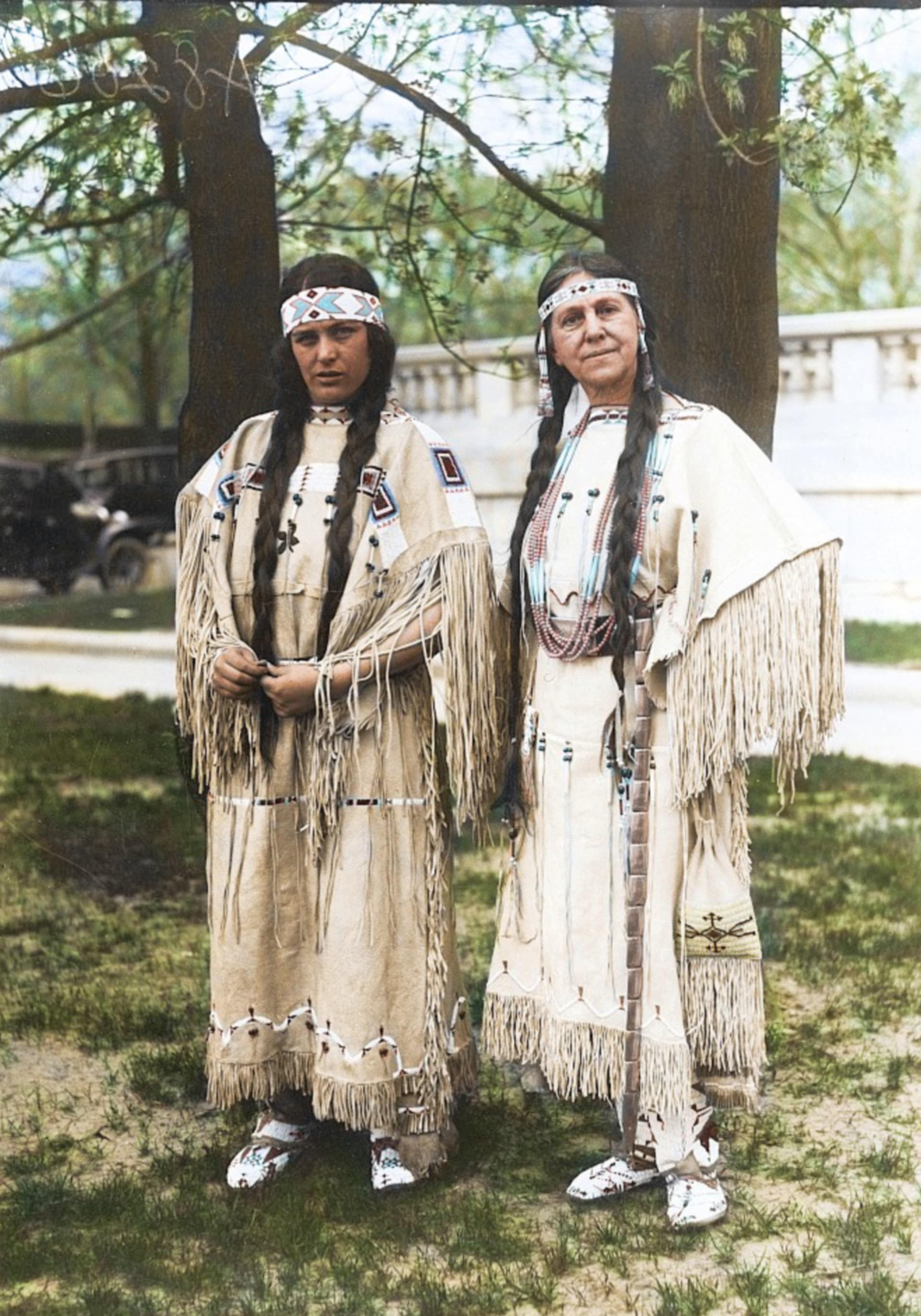 Индейцы какой год. Современные индейцы Северной Америки. Традиционная одежда индейцев. Национальный костюм индейцев Северной Америки. Индеец в современной одежде.