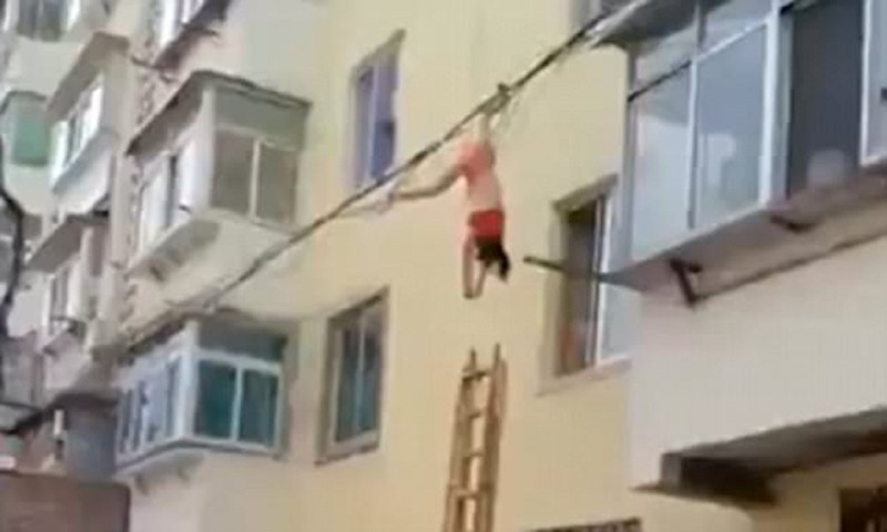 Китай измена муж. Неудачные прыжки с тарзанки. Женщина повисла на проводах. Женщина повисла на окне.