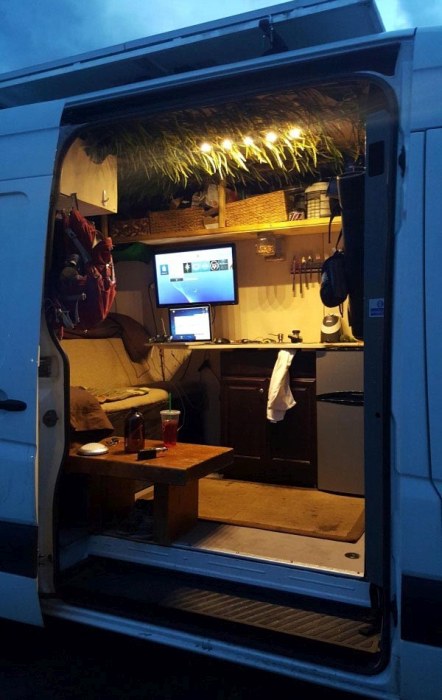 Дом для путешественника на базе небольшого фургона (21 фото)