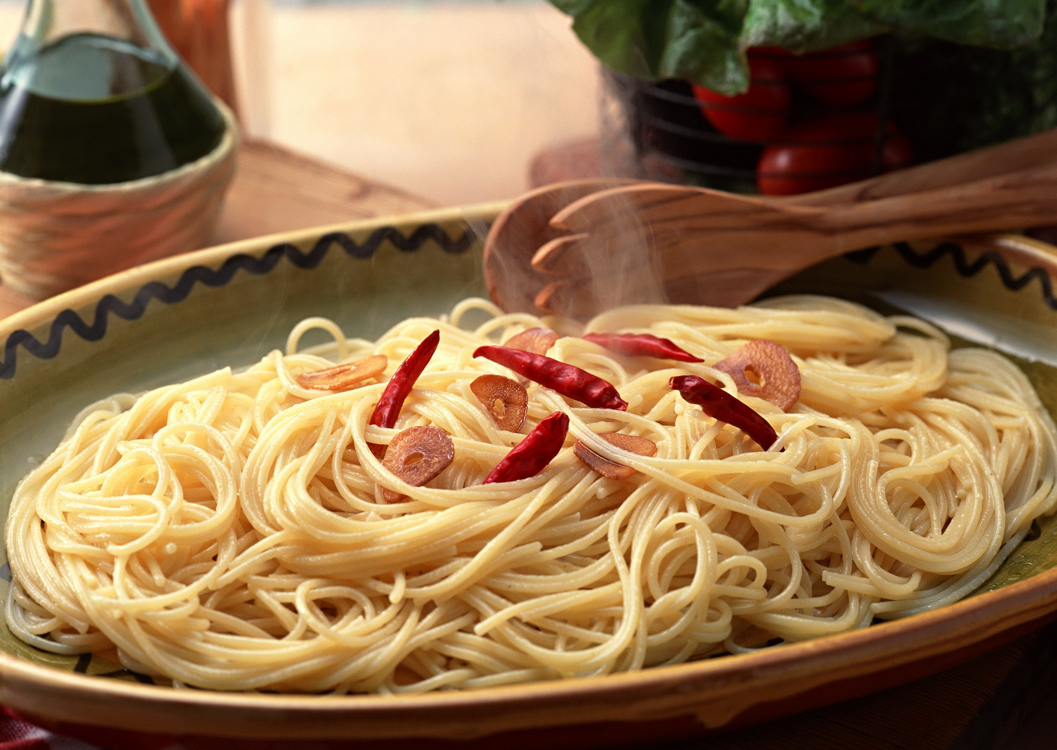 Итальянское блюдо из лапши. Итальянская кухня. Спагетти. Макароны длинные. Итальянская паста.