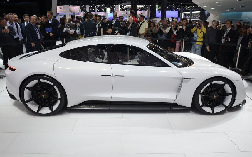 Ожидаемым ответом на мировую экспансию Tesla стали полноприводный электрический фастбэк Porsche (мощность 600 л. с., разгон до 100 км/ч - 3,5 с, автономный пробег 500 км, зарядка батареи на 80% емкости за 15 мин) Франкфуртский автосалон, автосалон, новинка, франкфурт