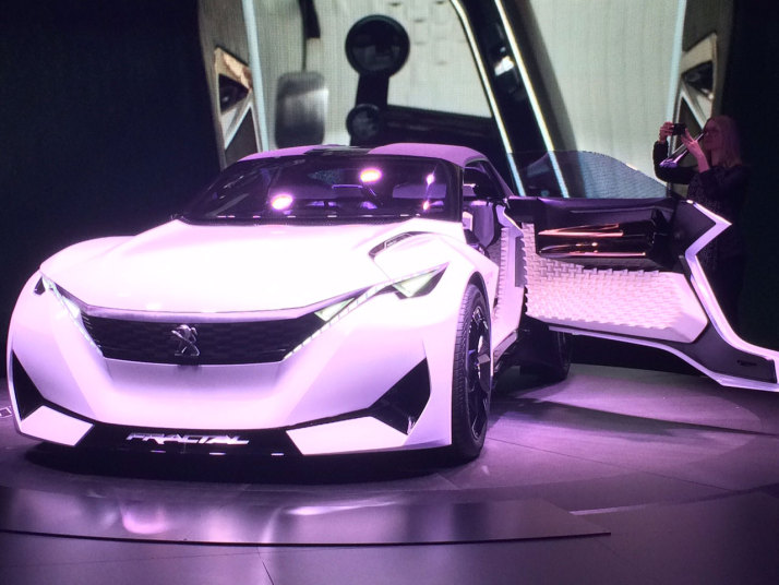  Peugeot выставляет концептуальное купе с элекроприводом Fractal, на примере которого демонстрируются дизайн и сразу несколько технологий - трансмиссия, эргономика, возможности использования для изготовления кузова 3D-печати. Франкфуртский автосалон, автосалон, новинка, франкфурт