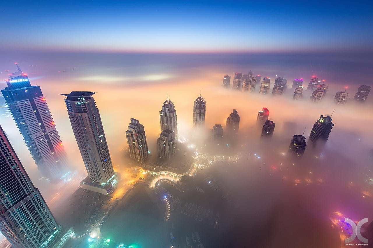 Дубай небоскребы. Бурдж-Халифа Дубай в тумане. Бурдж Халифа в тумане. Бурдж Халифа над облаками. Бурдж Халифа 2023.