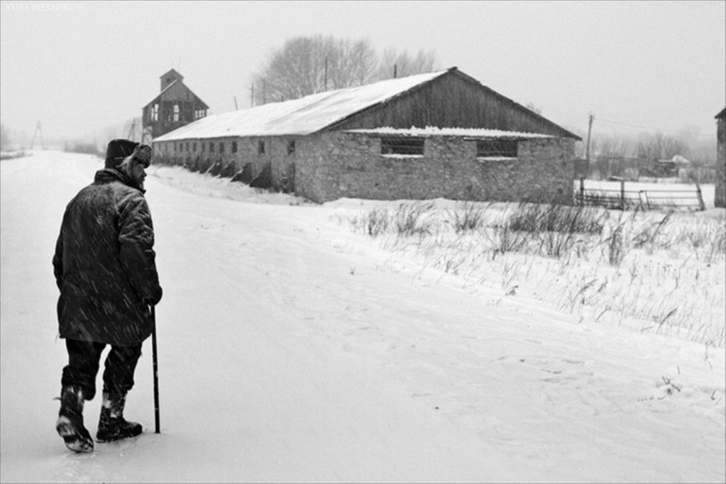 Сельский сторож. Старики зимой. Дедушка зимой в деревне. Дед в деревне зимой. Бабушка зимой в деревне.