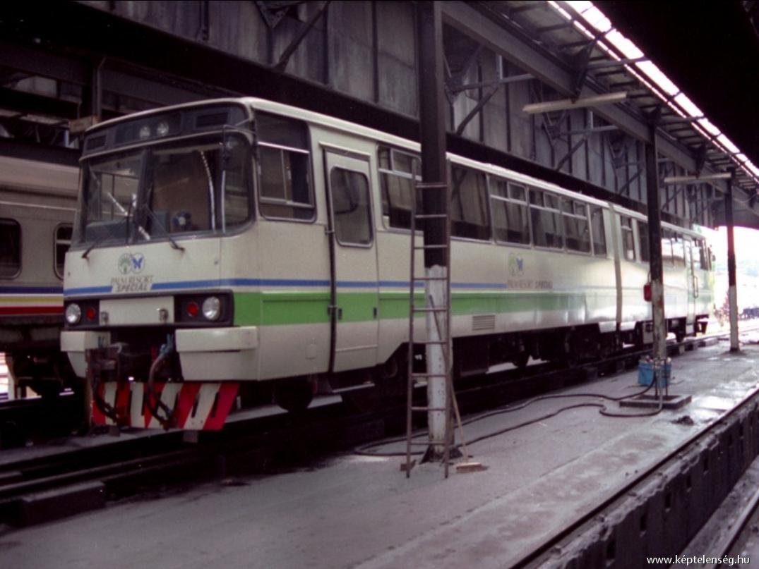 thumbnail image 2 of Panzer-Shop.nl Ikarus 260 Bus Model Kit – N Scale (1:160) Unpainted Resin Kit, GDR Era, For Hobbyists 17+ 2 of 5