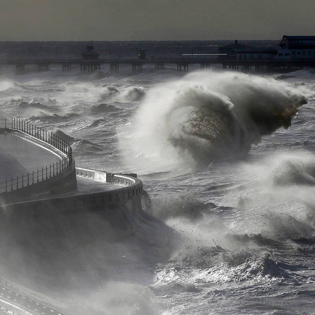 Опасность шторма. Шторм. Шторм в Великобритании. Шторм на море фото. Шторм прикол.